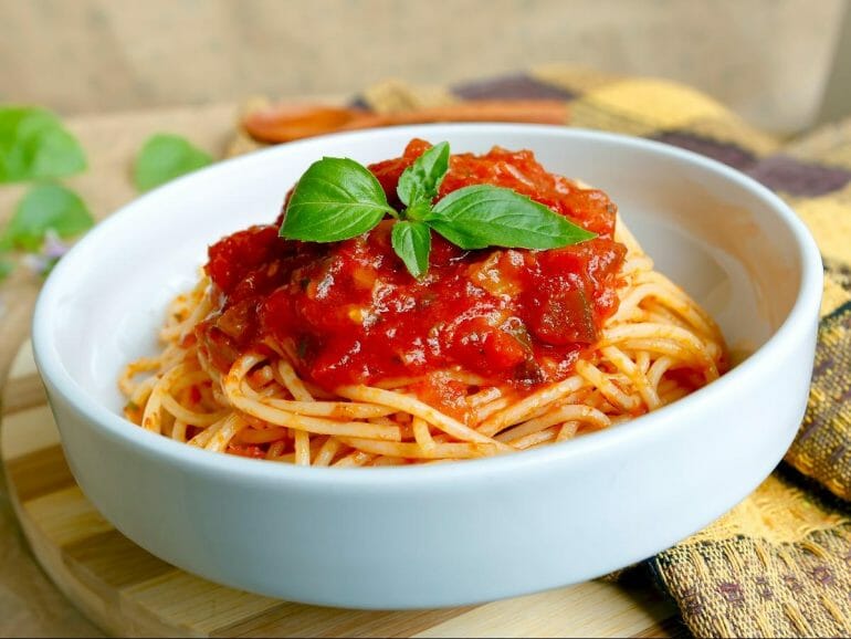 how many calories in pasta with tomato sauce

