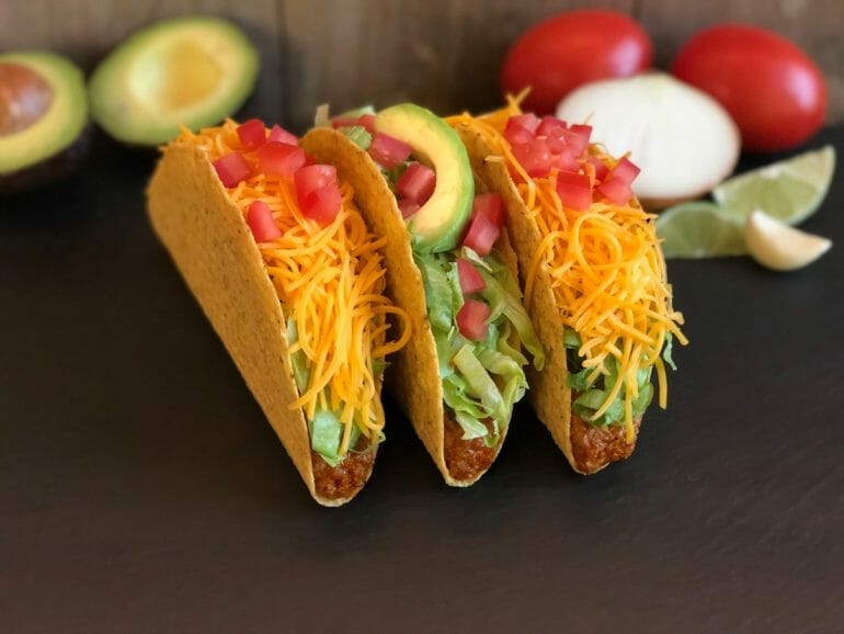 what age does del taco hire
